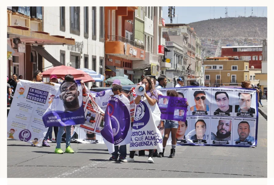Mujeres marchando para exhibir a deudores alimentarios morosos en Hidalgo.