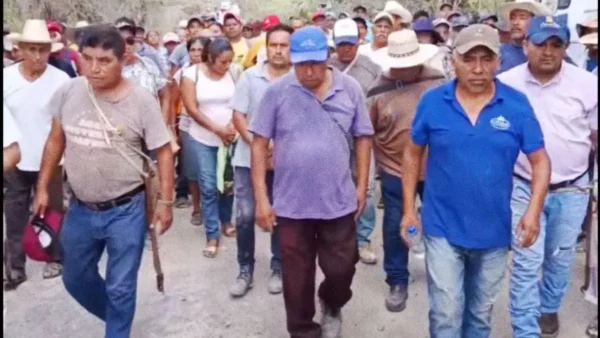 En protesta, pobladores exigen avanzar con la construcción de una carretera en Huautla.