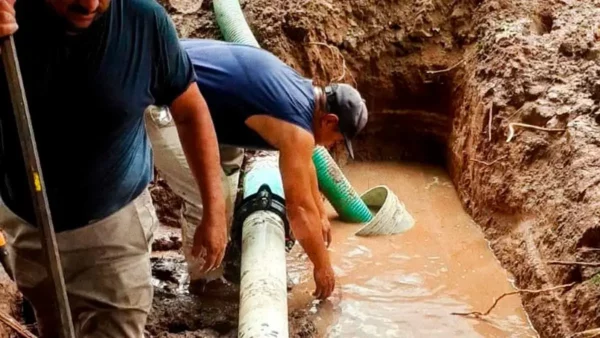En plena crisis por sequía, frenan distribución de agua en Huejutla por tuberías rotas