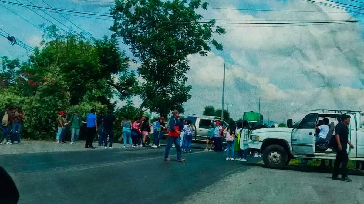 Estudiantes de la UPFIM bloquean carretera Actopan-Progreso por devolución de terreno a El Mexe