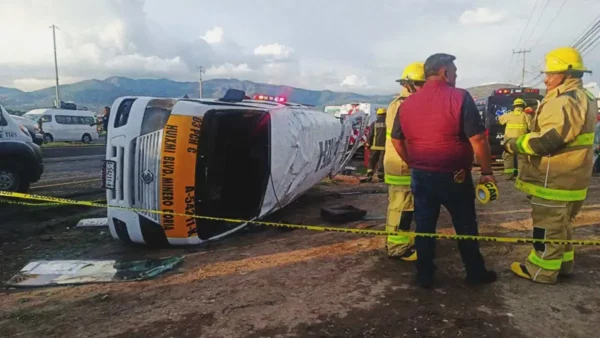 Volcadura de combi deja 14 heridos en la carretera Pachuca-Actopan