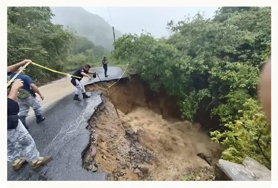 Tormenta tropical Chris deja a Xochiatipan incomunicado