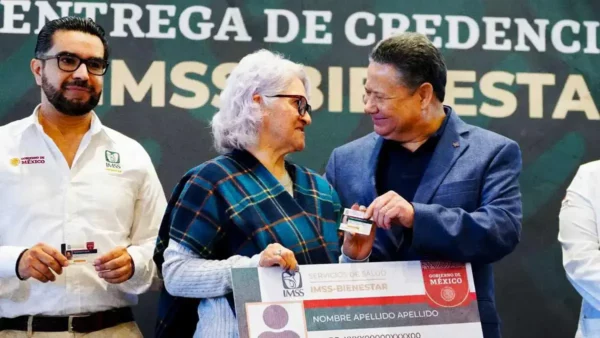 Gobierno de Hidalgo entrega tarjetas del IMSS-Bienestar; permitirá recibir atención médica en todo el país