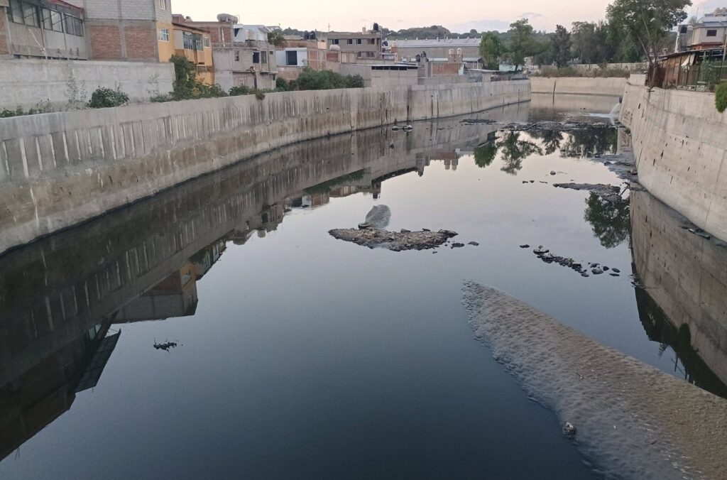Investigan presuntas descargas irregulares de Pemex en el río Tula
